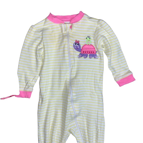 Child of mine & Garanimals bundle of 2 Baby Girl’s Size 6-9 M footed sleepers - Picture 4 of 6